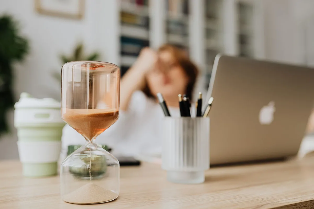 Espace de travail organisé avec minuteur et carnet d'idées pour la rédaction