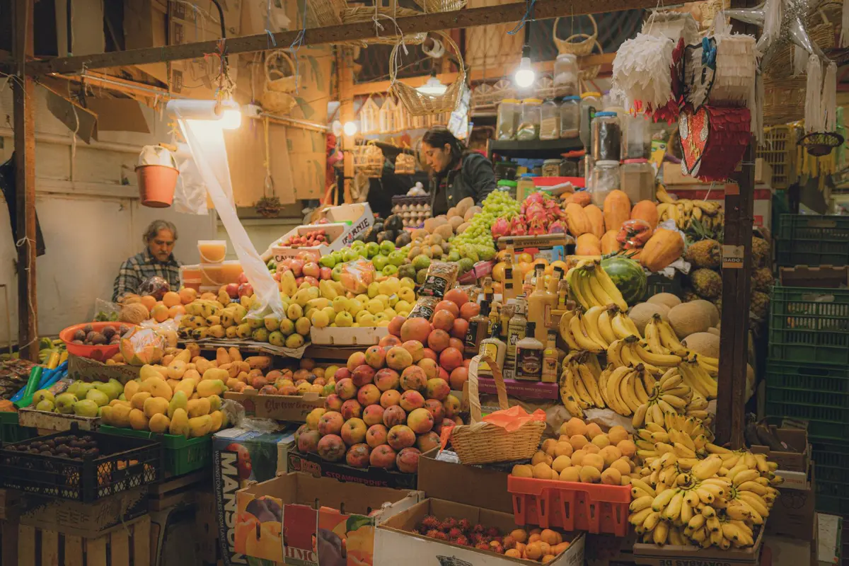 Étalage coloré d'un marché mexicain avec fruits, légumes et épices locales