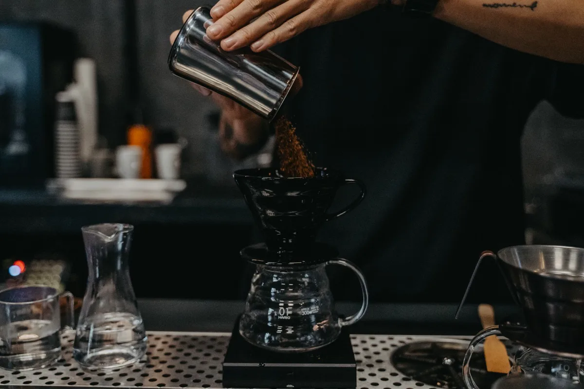 Préparation d'un café de spécialité dans un bar mexicain avec méthode artisanale