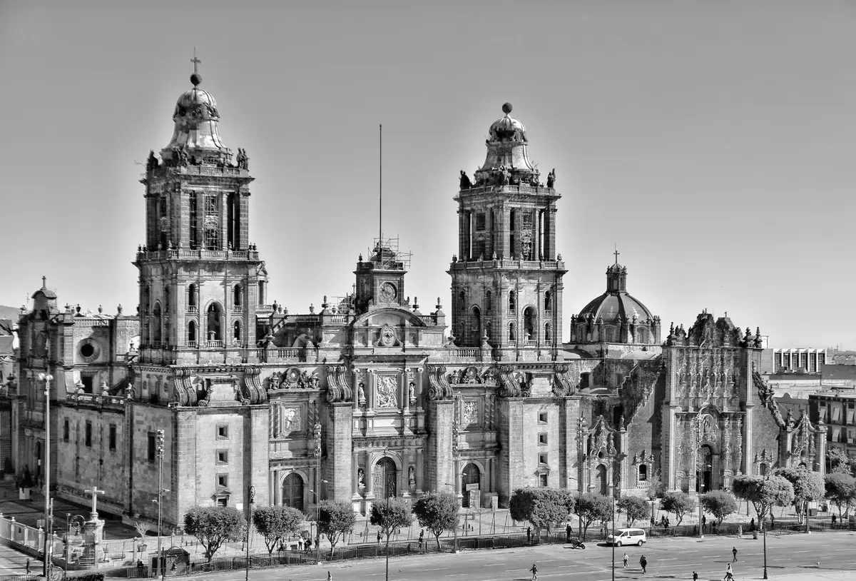 Cathédrale coloniale avec architecture baroque et ornementation dorée, centre historique de Puebla.