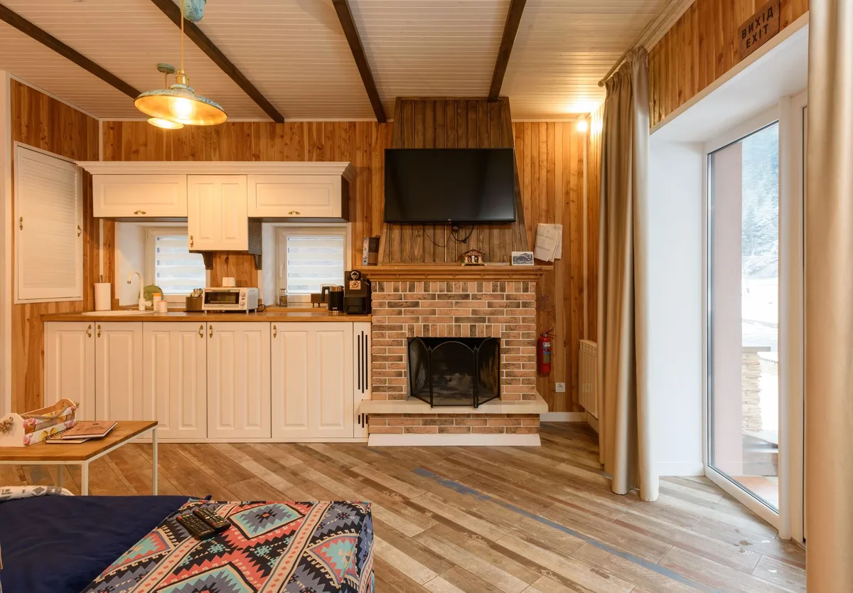 Cheminée allumée dans un chalet montagnard avec canapé confortable.