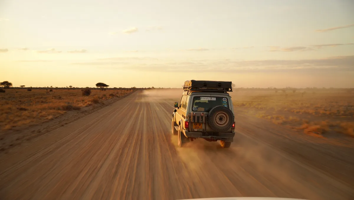 Conduite, sécurité et réalités du terrain — La pratique quotidienne de la route en Namibie diffère de celle en Europe. Les distances entre étapes peuvent être longues et les pistes ralentissent significativement le temps de trajet. Il est fréquent de sous-estimer