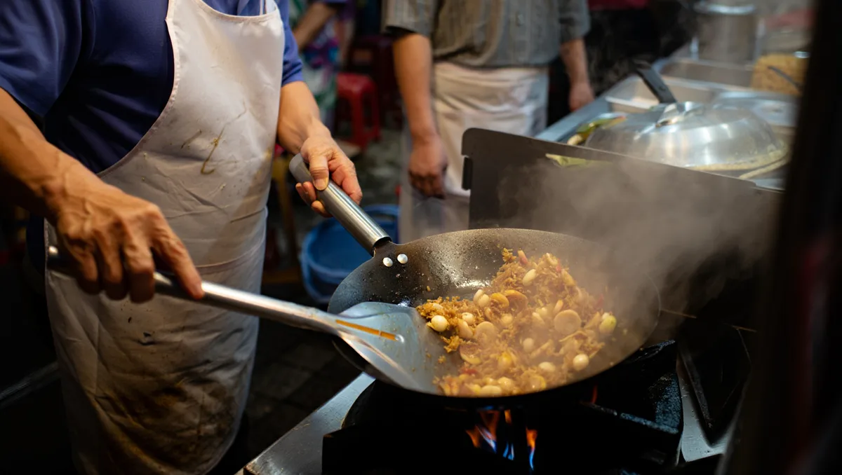 L’aspect et le mode de préparation — Observez si l’aliment est préparé à la demande, si les ingrédients semblent récents et si le stand est organisé plutôt que négligé. La cuisson à la poêle ou au wok sous vos yeux, un