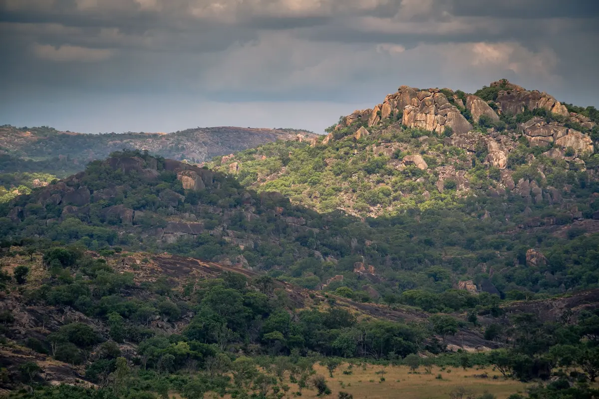 Paysage aride de Tsavo Est avec plateaux rocheux et végétation clairsemée