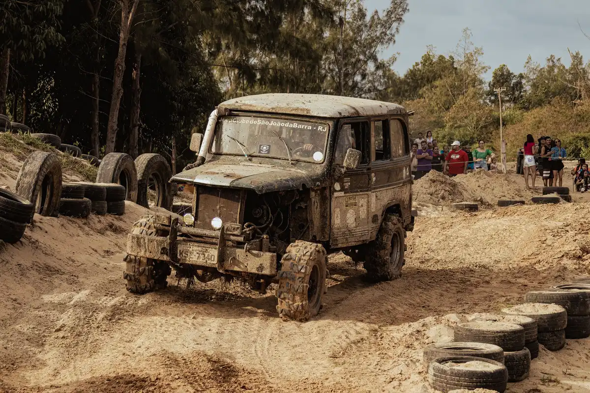 Véhicule 4x4 sur une piste de terre accidentée en safari