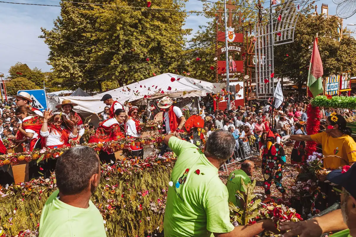 Chars décorés et sculptures florales lors d'un défilé de carnaval