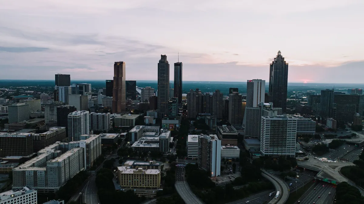 Vue aérienne de différents quartiers d'Atlanta avec immeubles et rues