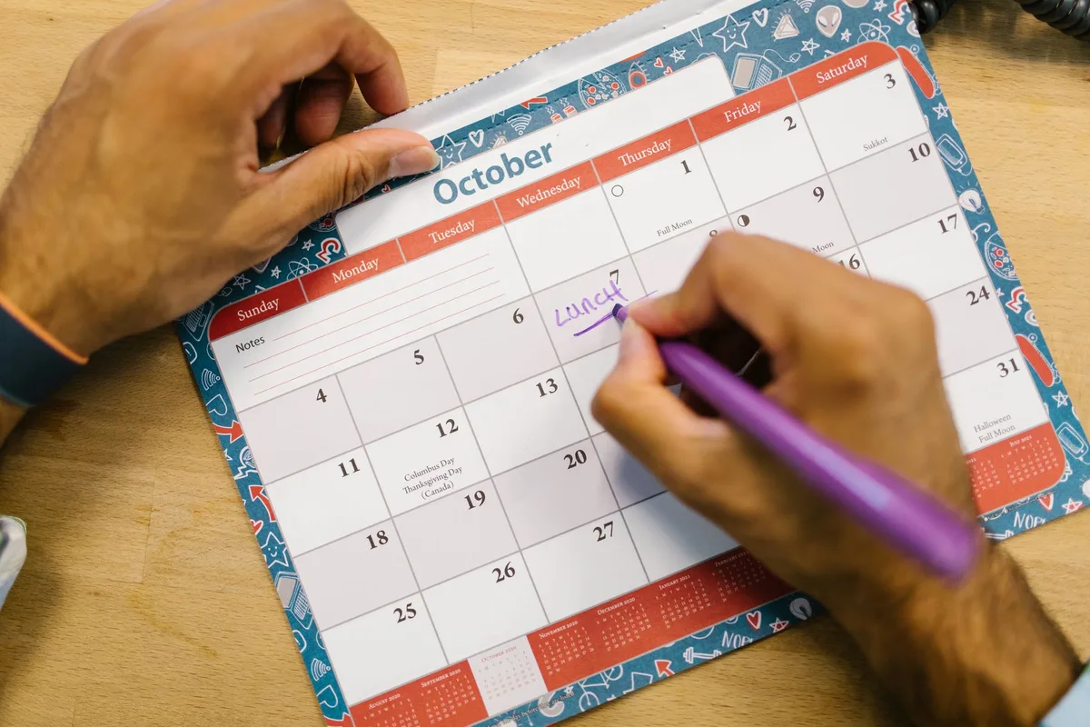 Calendrier montrant différentes dates de réservation pour comparer les tarifs des vols