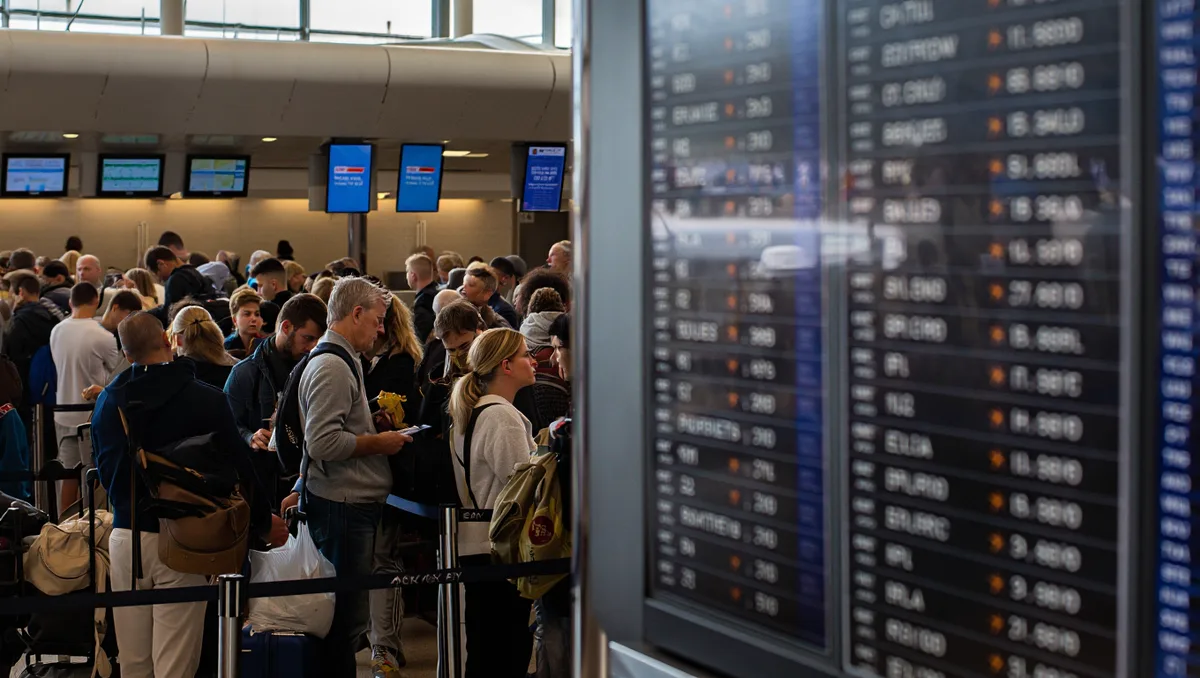 Qu’est-ce qui fait vraiment monter le prix d’un vol ? — Plusieurs forces se combinent pour déterminer le tarif affiché. La demande pour une période ou une destination, les événements locaux, la saison touristique, et les horaires de vol jouent tous