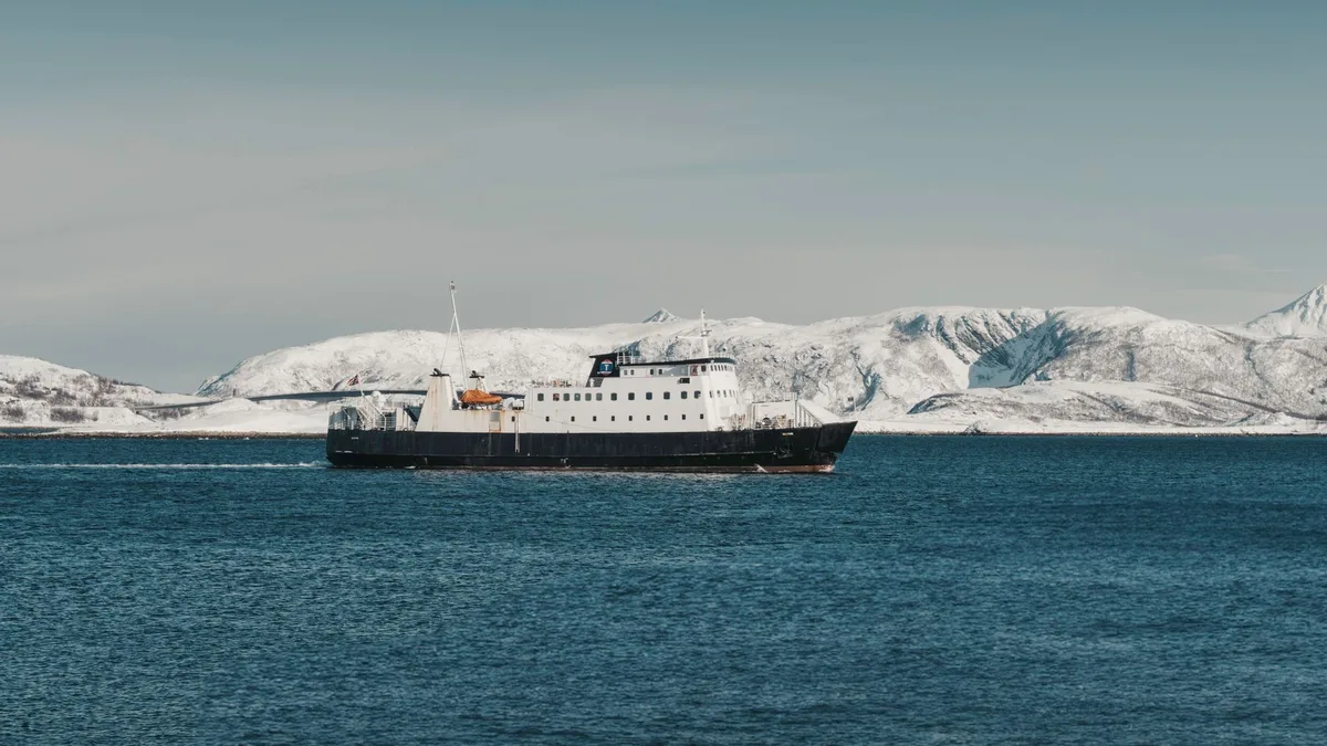 Ferry traversant l'Atlantique Nord depuis le Danemark vers les Îles Féroé