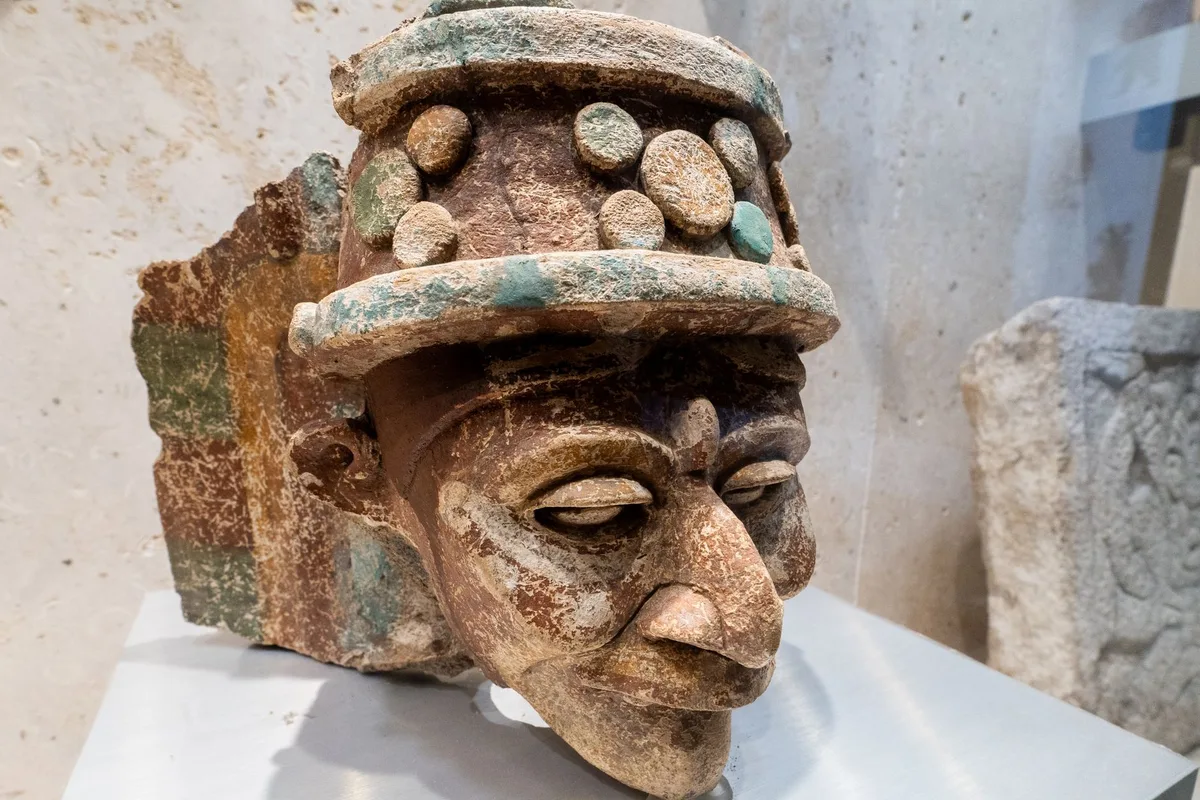 Intérieur d'un musée avec artefacts préhispaniques exposés sous vitrine
