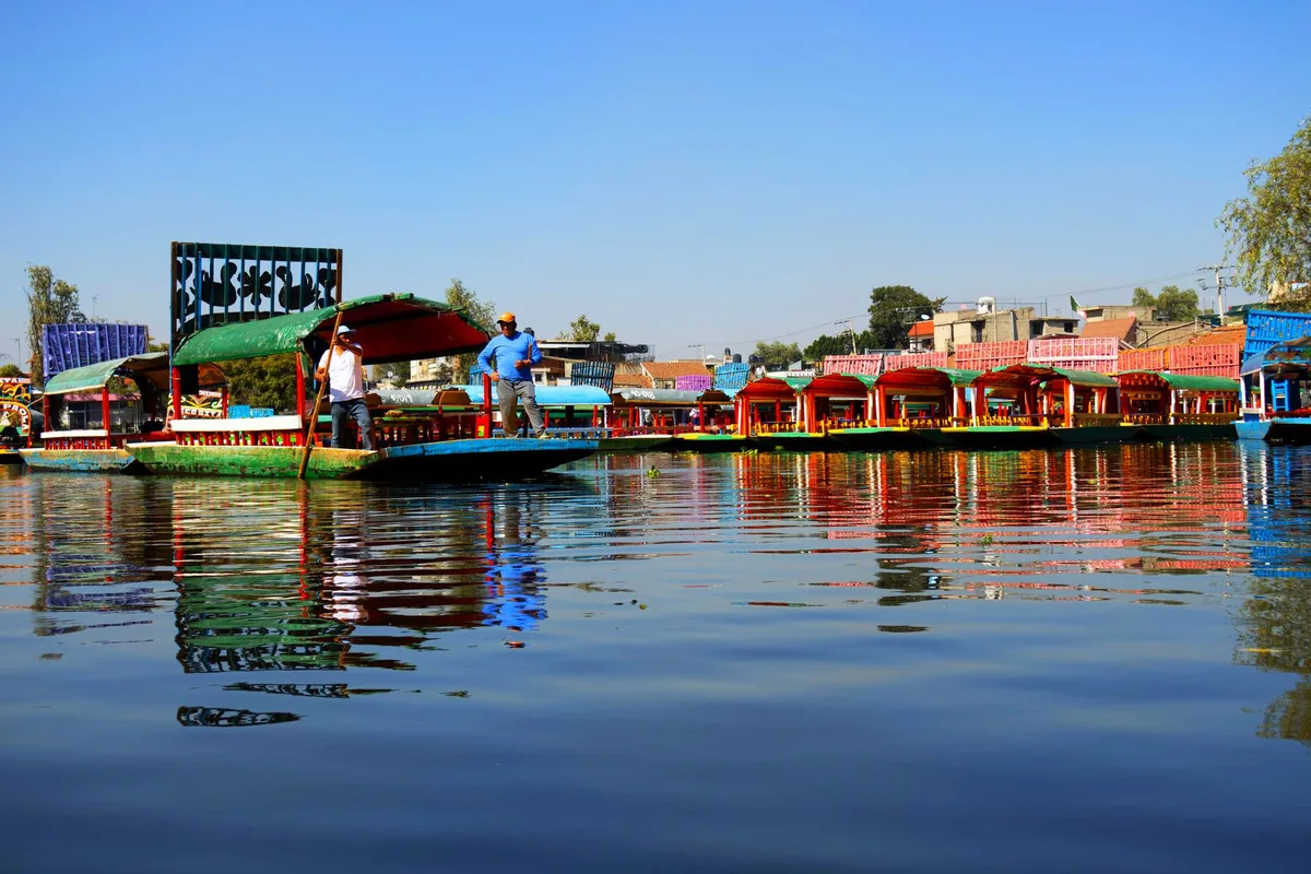 Trajineras colorées naviguant sur les canaux de Xochimilco
