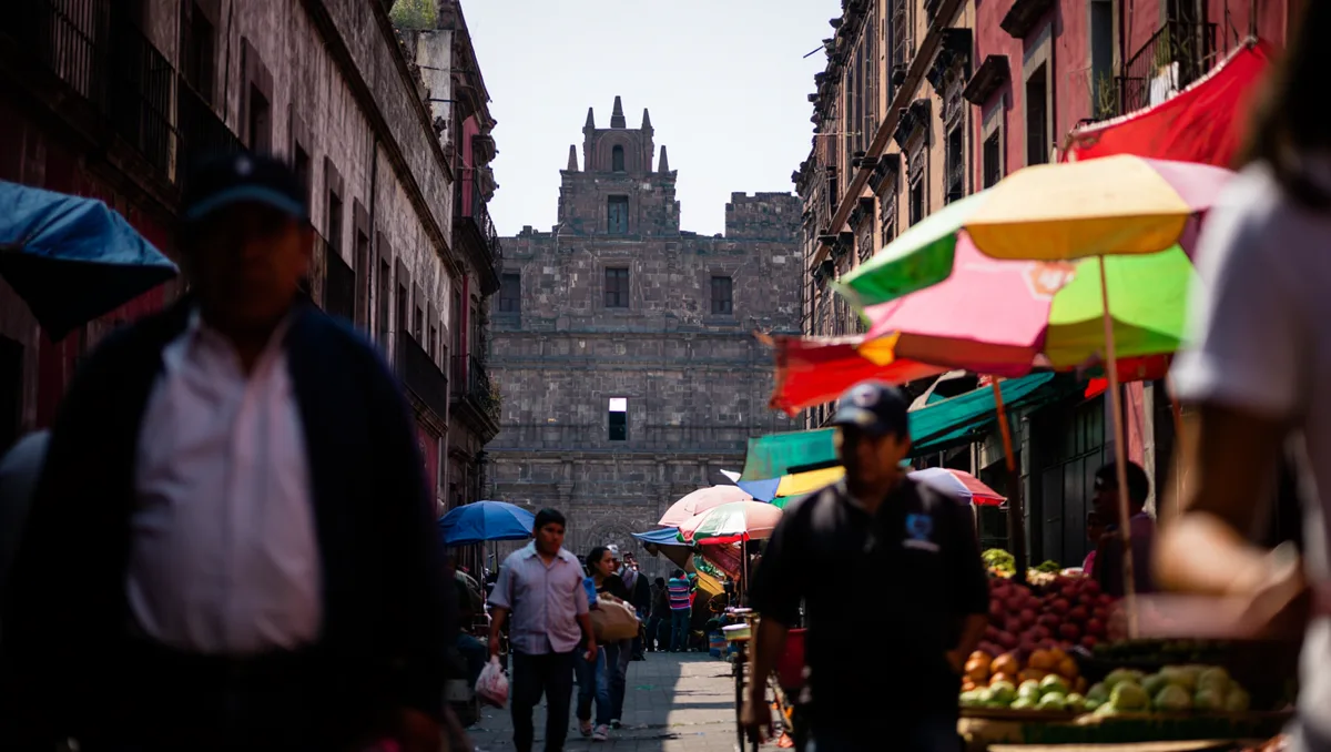 Pourquoi choisir Mexico pour un voyage en solo — Mexico est une métropole où se mêlent patrimoine préhispanique, musées de classe mondiale et une scène gastronomique très variée. Pour un·e voyageur·se seul·e, la ville offre de quoi occuper plusieurs journées entre