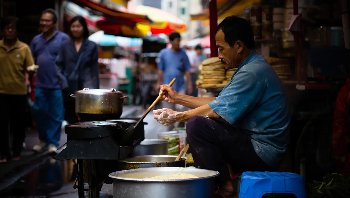 Budget indicatif et astuces pour limiter les dépenses — Pour se faire une idée rapide des coûts indiqués dans la source : des options d’hébergement correctes commencent autour de 55 USD la nuit ; la street food peut coûter autour de