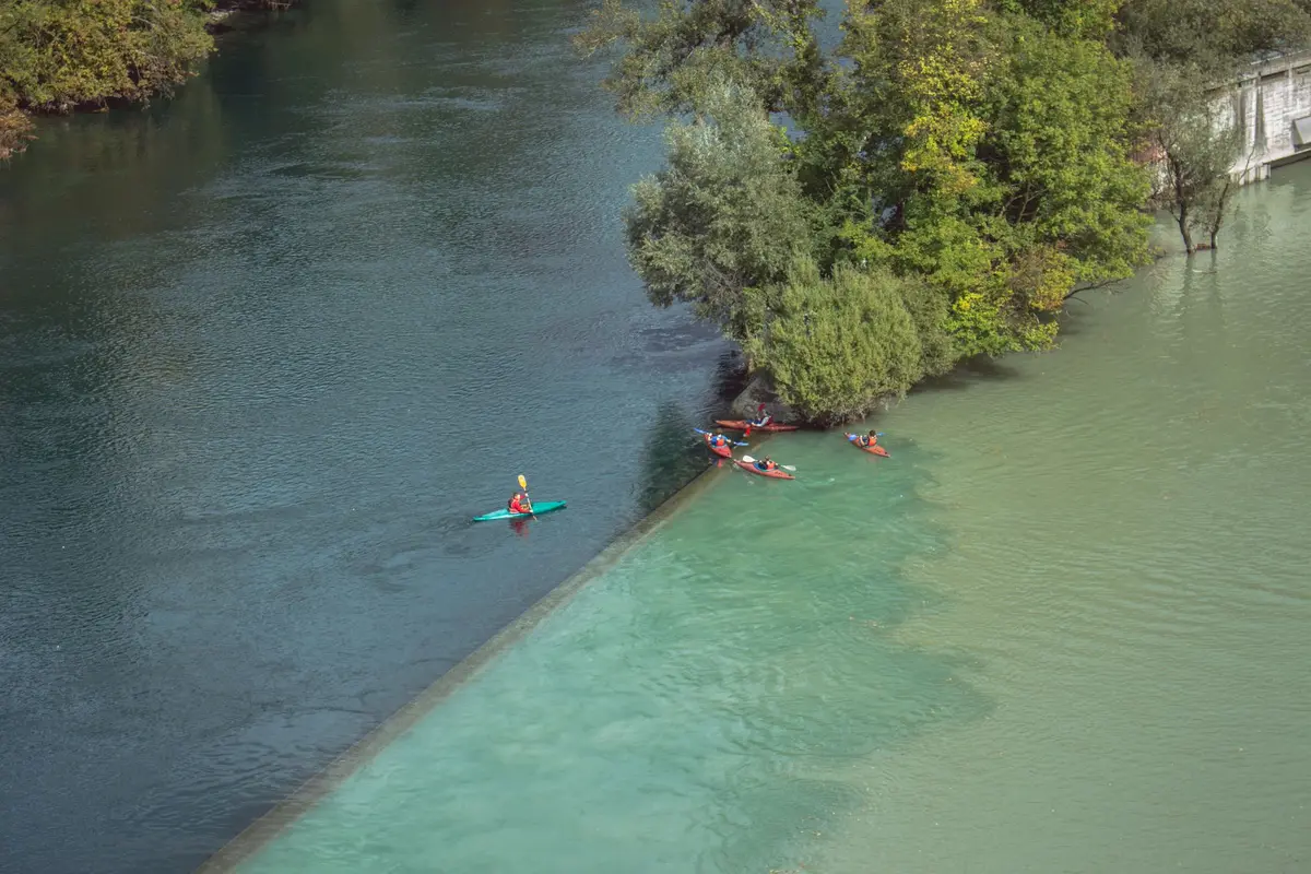 Lac d'Annecy aux eaux claires avec activités nautiques et montagnes en arrière-plan