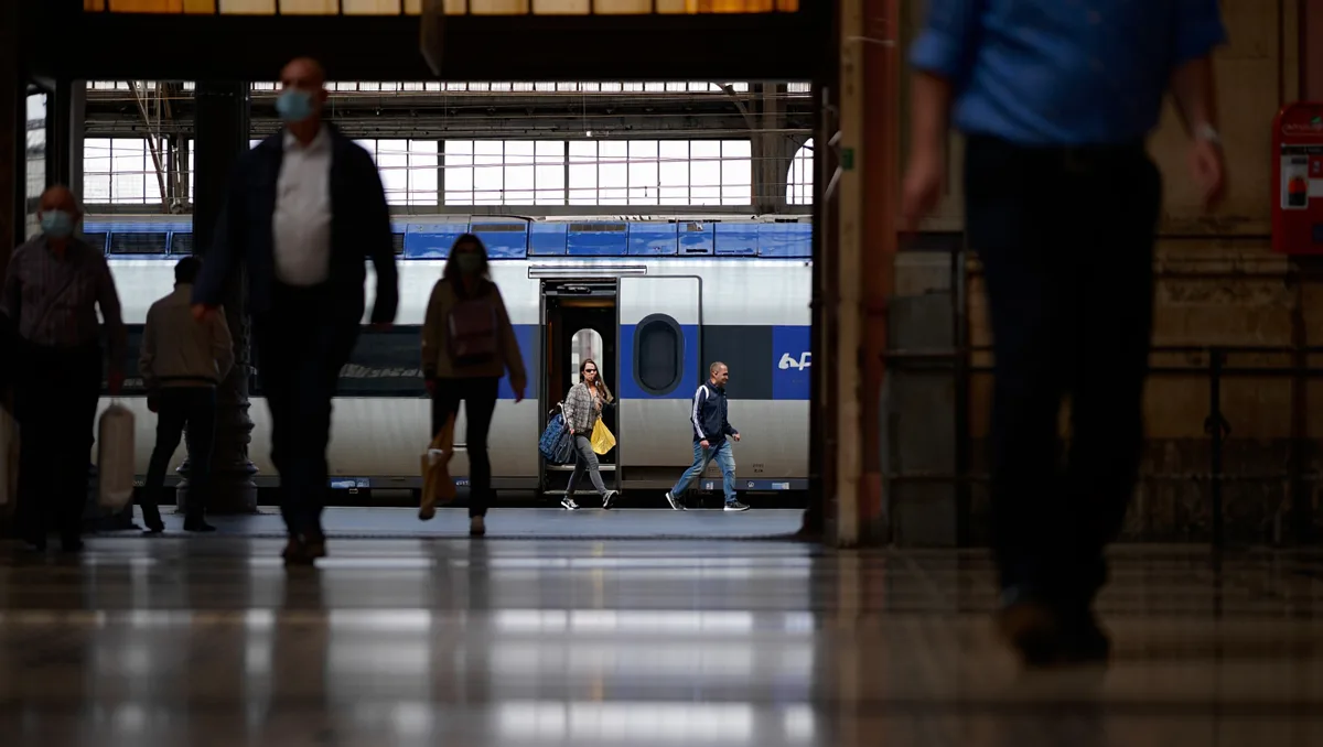 Quel moyen de transport choisir pour optimiser un court séjour ? — Clermont-Ferrand constitue souvent la porte d’entrée naturelle de la région. Le train y est rapide depuis plusieurs grandes villes : comptez environ 3h30 depuis Paris, 2h20 depuis Lyon, 4h30