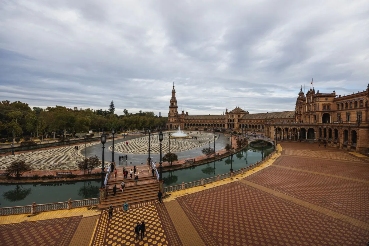 La Plaza de España de Séville avec ses arcades et son architecture andalouse emblématique