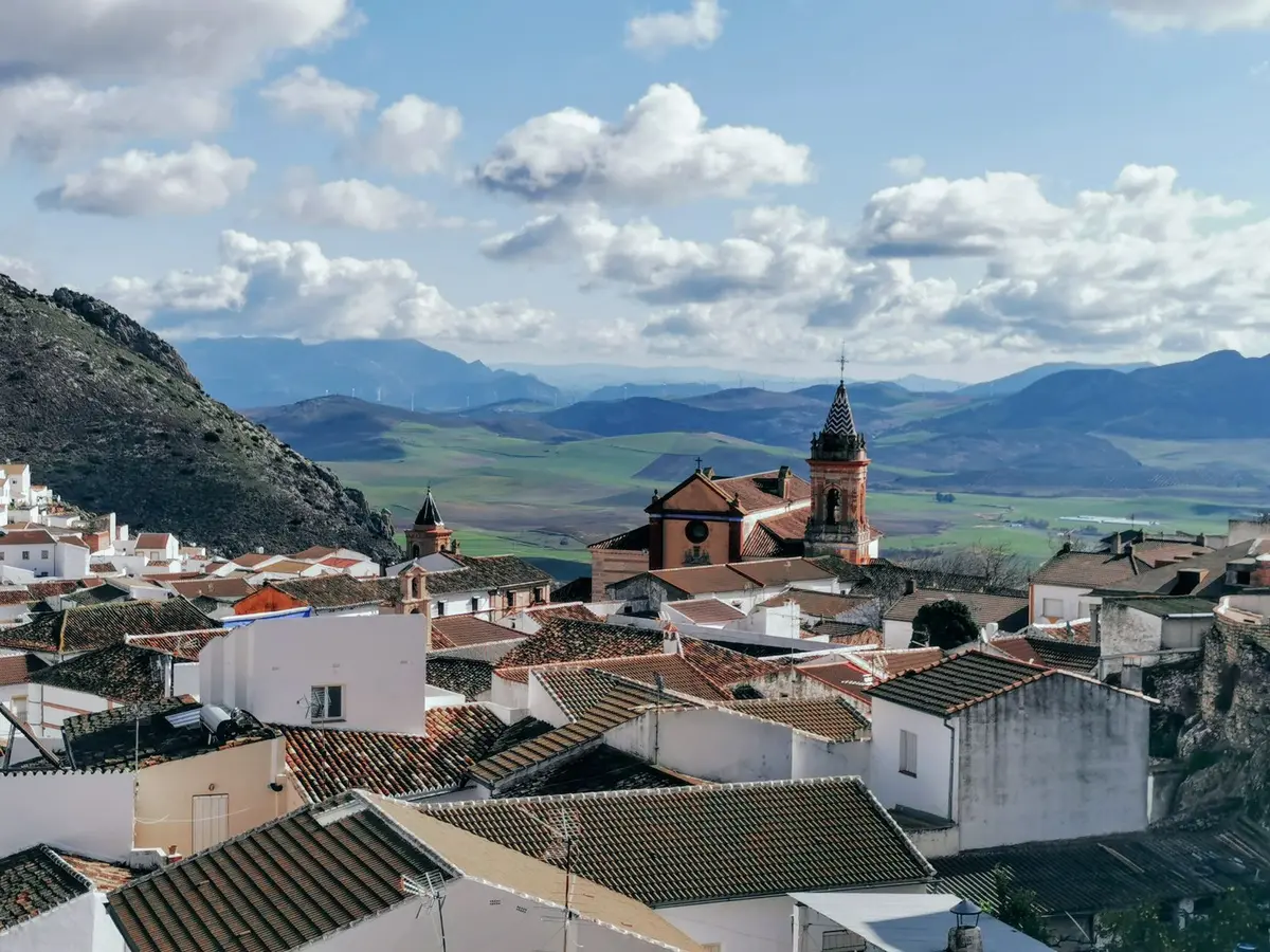 Un village blanc typique perché dans les montagnes d'Andalousie avec maisons blanches et panorama