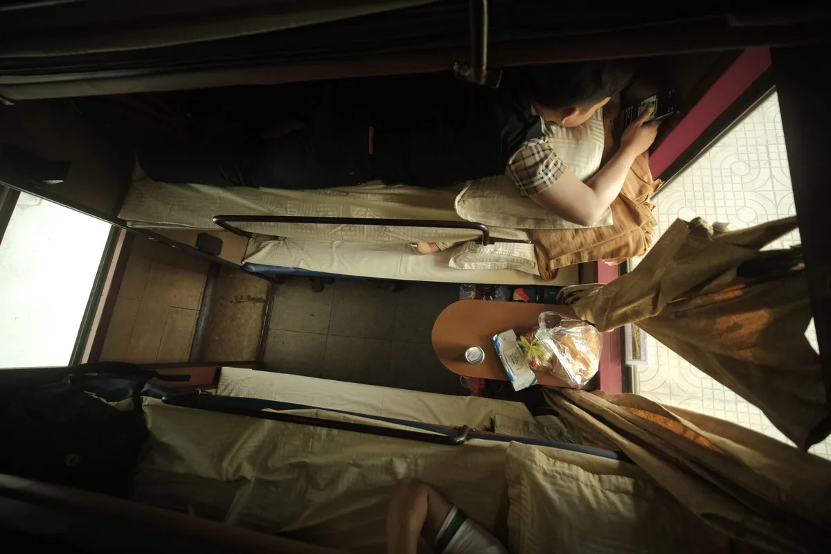 Cabine de train de nuit avec couchette pour dormir pendant le trajet longue distance