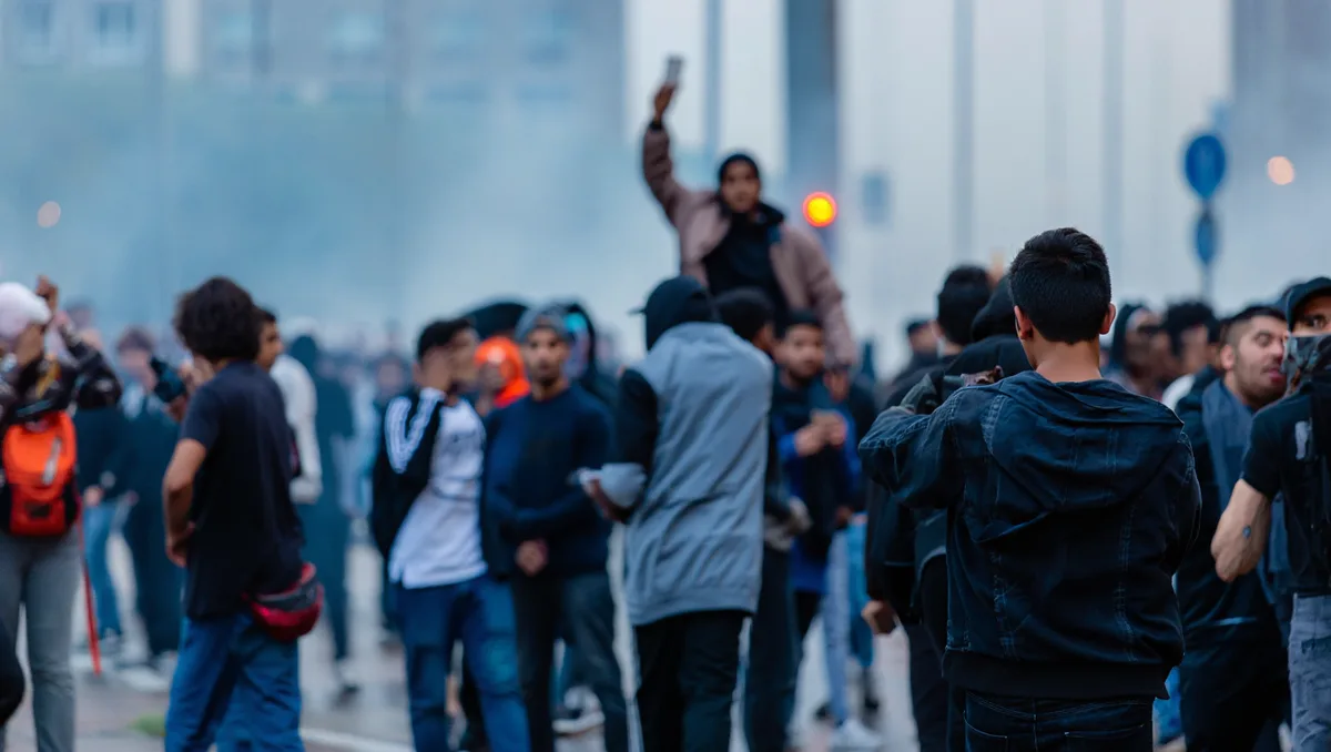 Comment les assureurs définissent-ils les troubles civils ? — Le terme « troubles civils » recouvre des réalités très différentes selon les contrats : manifestations pacifiques, manifestations violentes, émeutes, insurrections ou coups d’État peuvent être classés distinctement. Les compagnies précisent cette