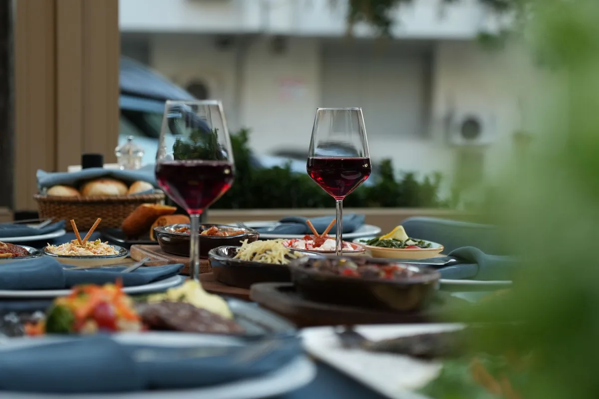 Assiette raffinée avec présentation soignée et verre de vin rouge aux côtés