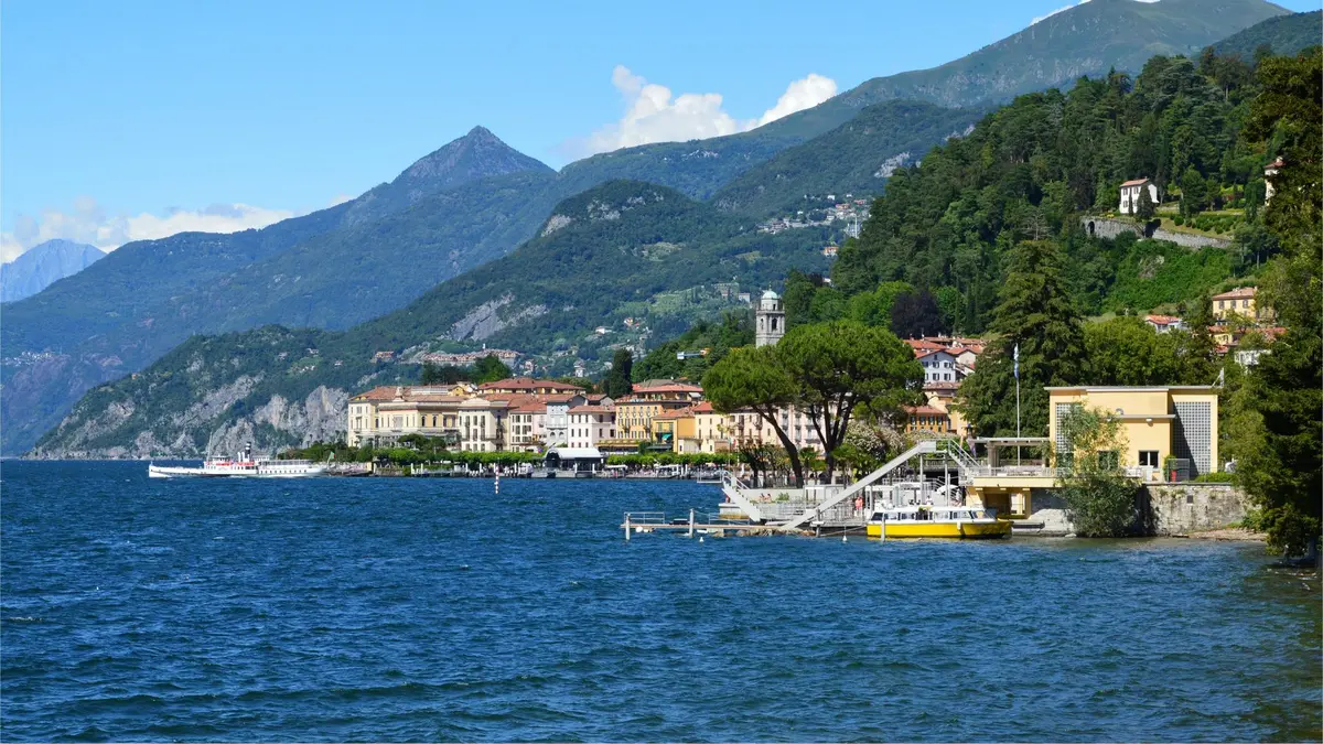 Petit village côtier avec maisons colorées et port de pêche traditionnel