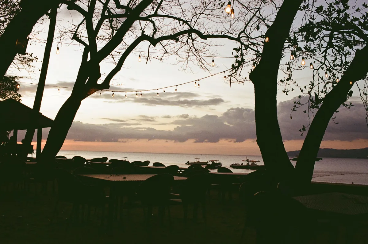 Transats et tables de restaurant dans un club de plage avec vue sur l'océan