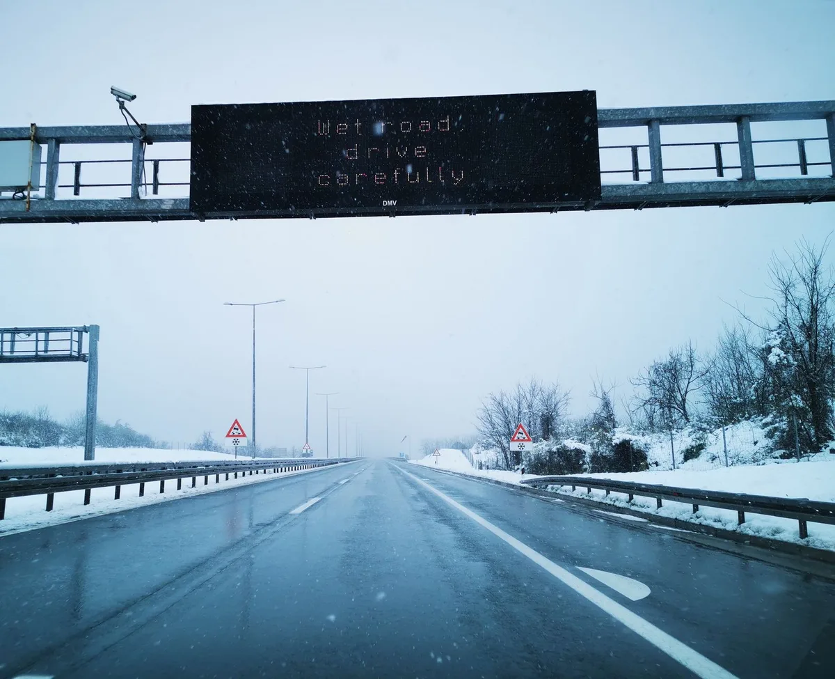 Route enneigée canadienne avec paysages hivernaux et conditions de conduite difficiles