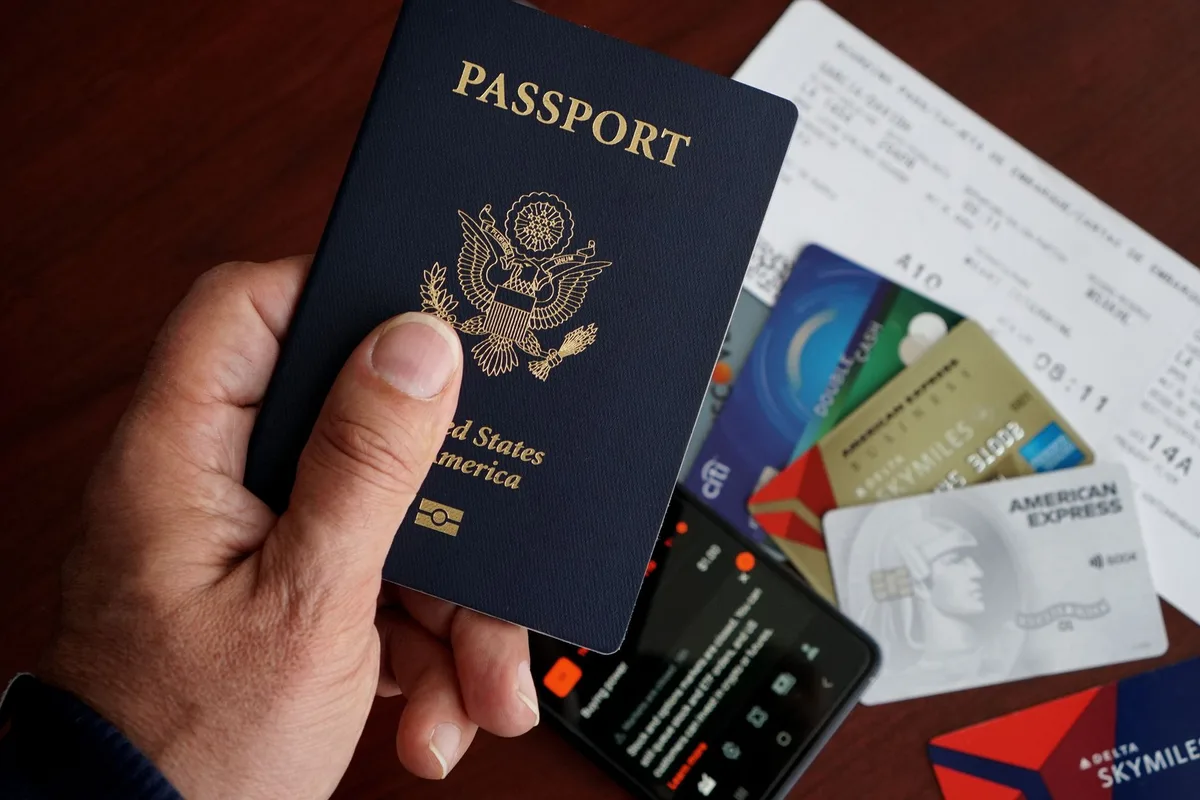 Documents de voyage : permis de conduire, passeport et carte de crédit nécessaires pour louer une voiture