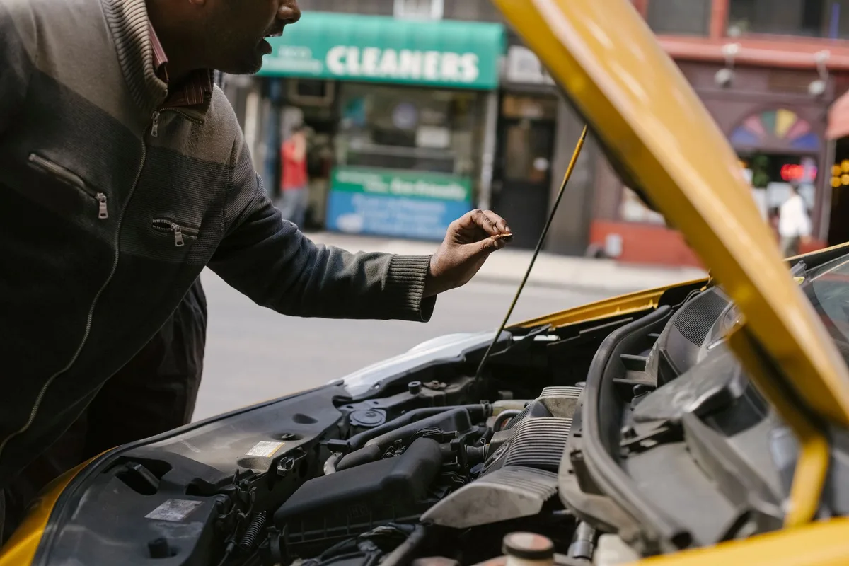 Inspection d'une voiture de location avec prise de photo pour documenter l'état du véhicule