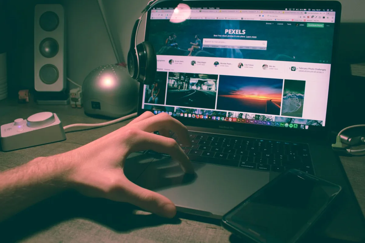 Comparaison visuelle de la vitesse de chargement d'une page web optimisée et non optimisée sur mobile et desktop
