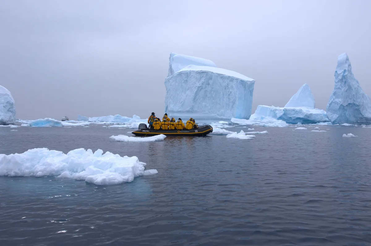 Passagers embarquant dans un zodiac pour une expédition en Antarctique