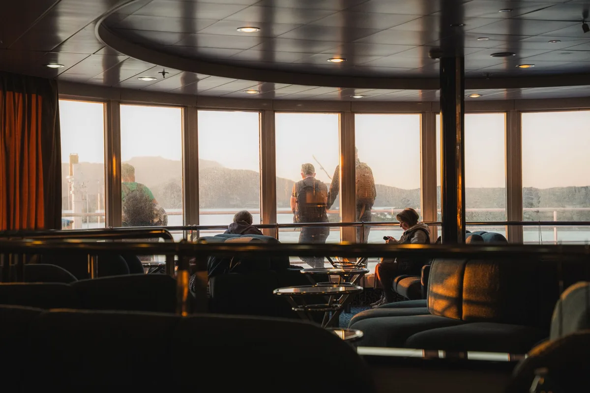 Salon d'observation vitré d'un navire de croisière moderne avec vues panoramiques