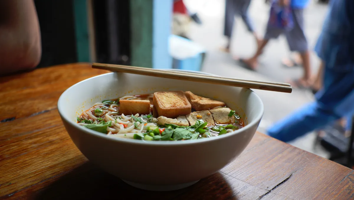Soupe et nouilles — La version végétarienne du phở, souvent nommée phở chay , repose sur un bouillon richement parfumé aux légumes et sur du tofu ou des seitan locaux. D’autres nouilles sautées ou en bouillon se prêtent bien à des