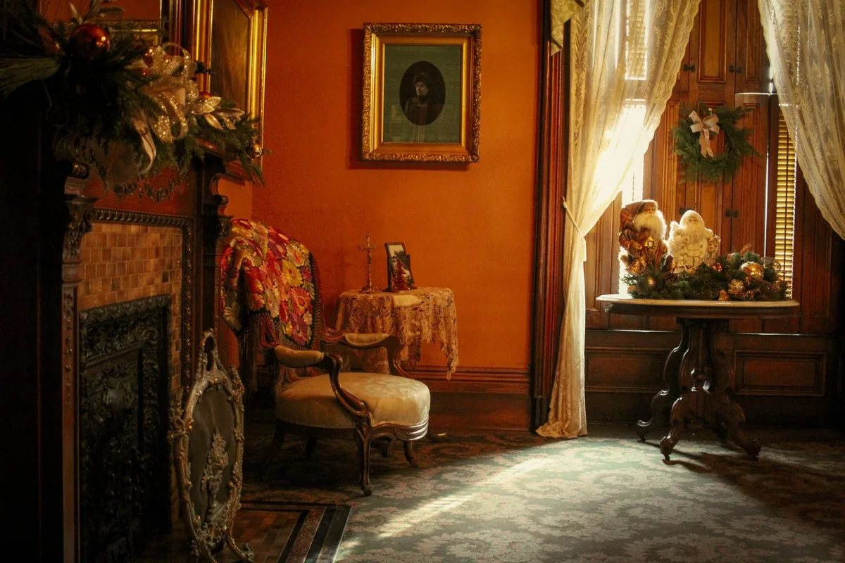 Intérieur élégant d'un manoir du XIXe siècle avec détails architecturaux d'époque et éclairage chaleureux
