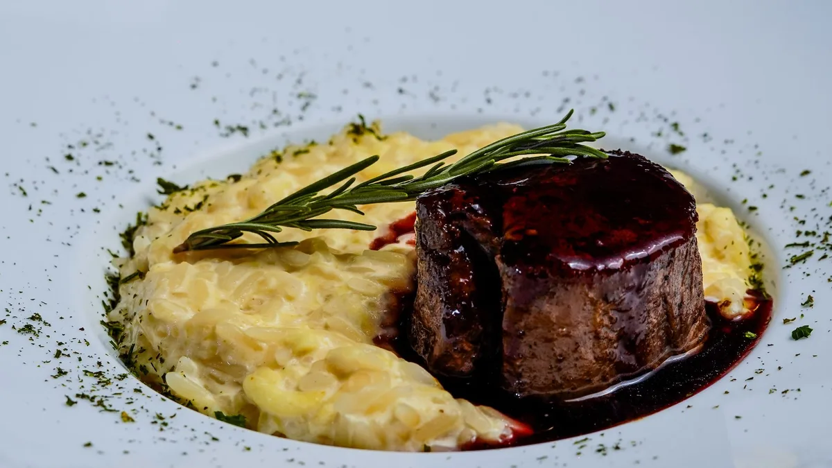 Restaurant gastronomique avec table servie, décoration soignée et ambiance raffinée