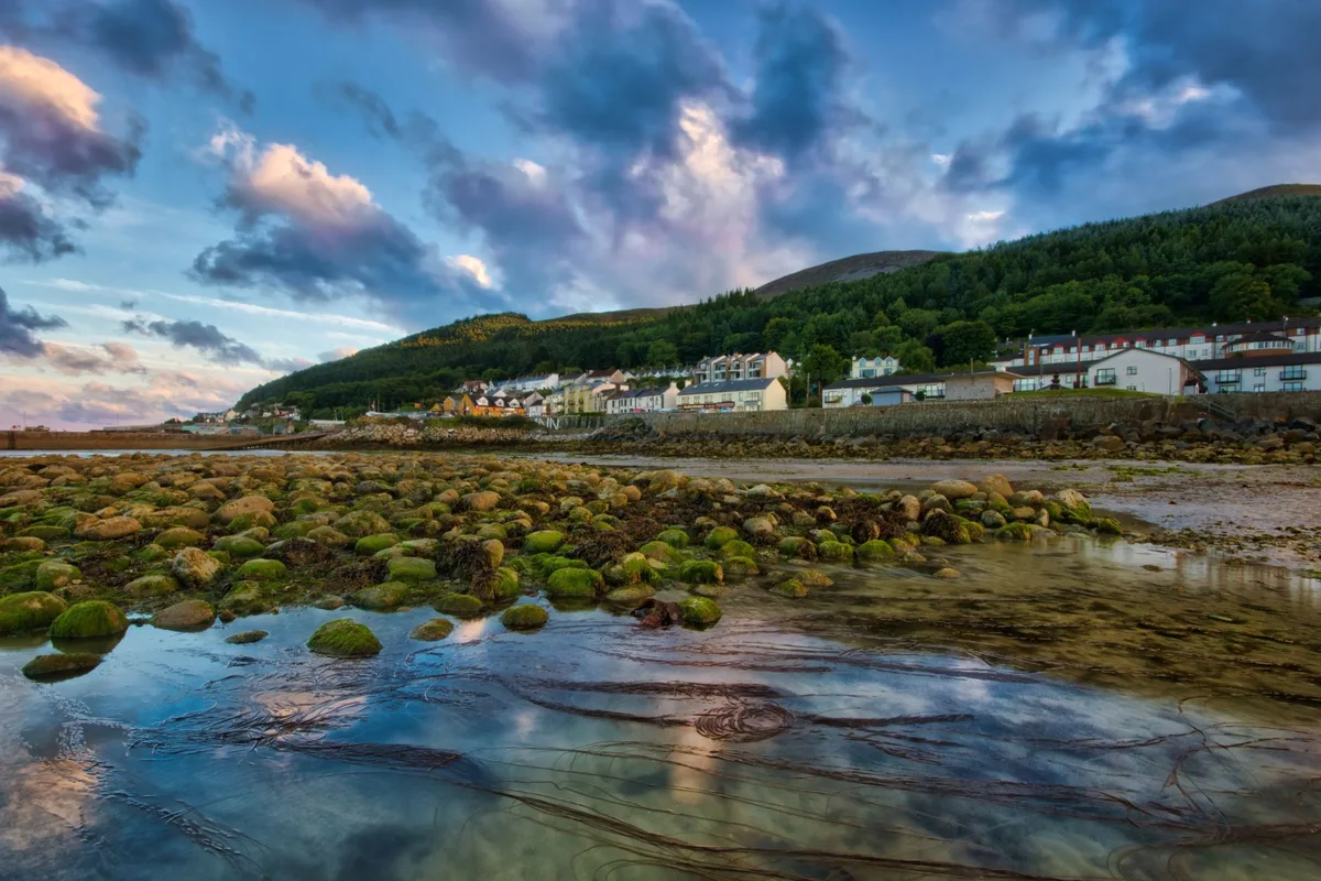 Village côtier avec piscines naturelles et maisons traditionnelles face à la mer