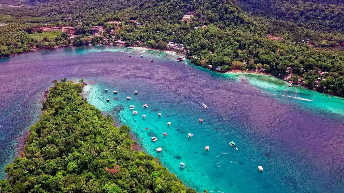 Vue aérienne d'atolls tropicaux dispersés autour de l'équateur dans le Pacifique Sud