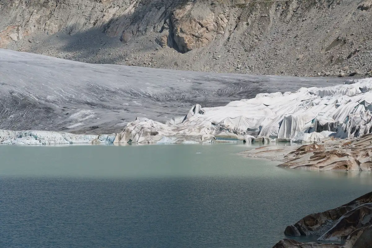 Paysage montagneux avec lac glaciaire turquoise et sommets rocheux en Patagonie