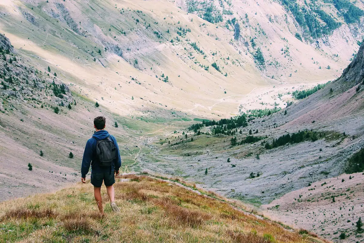 Sentier de randonnée sinueux à travers des montagnes et forêts de Patagonie