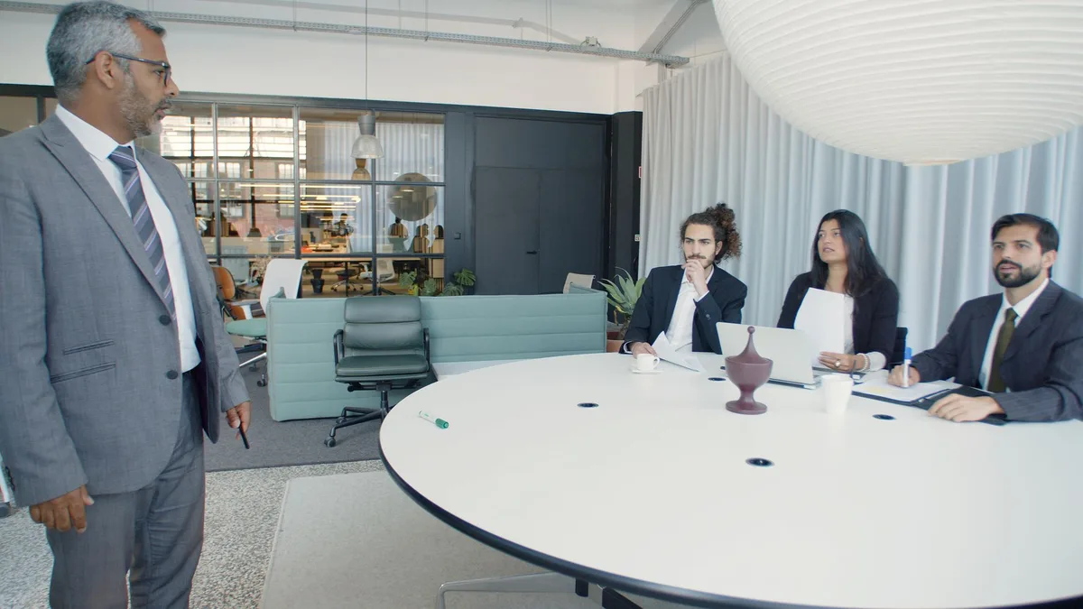 Salle de réunion moderne à bord d'un navire avec participants assis autour d'une table