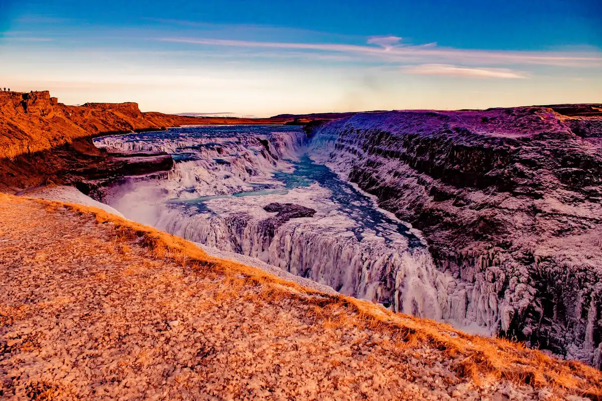 Paysage islandais d'été avec glacier et cascade sous un ciel lumineux
