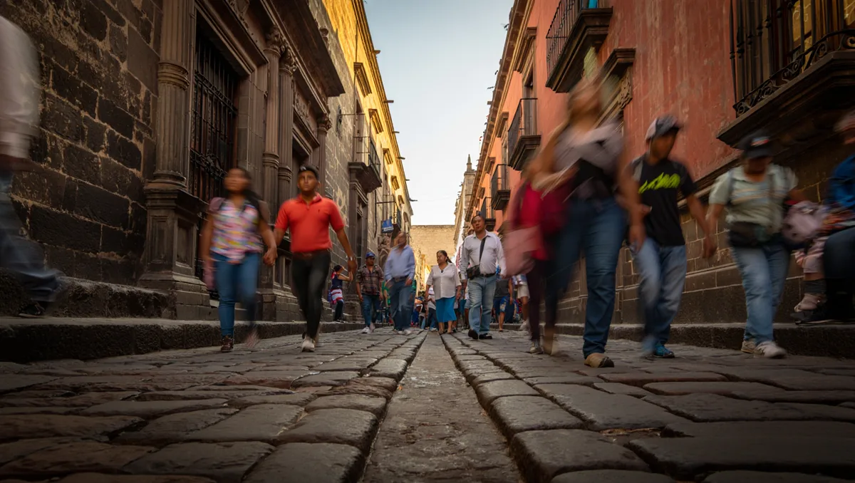 Patrimoine urbain et mémoire : pourquoi le centre historique de Puebla est notable — Le centre historique a été reconnu par l’UNESCO et conserve une densité de monuments rare en Amérique latine. Au-delà des églises et des façades baroques, la ville