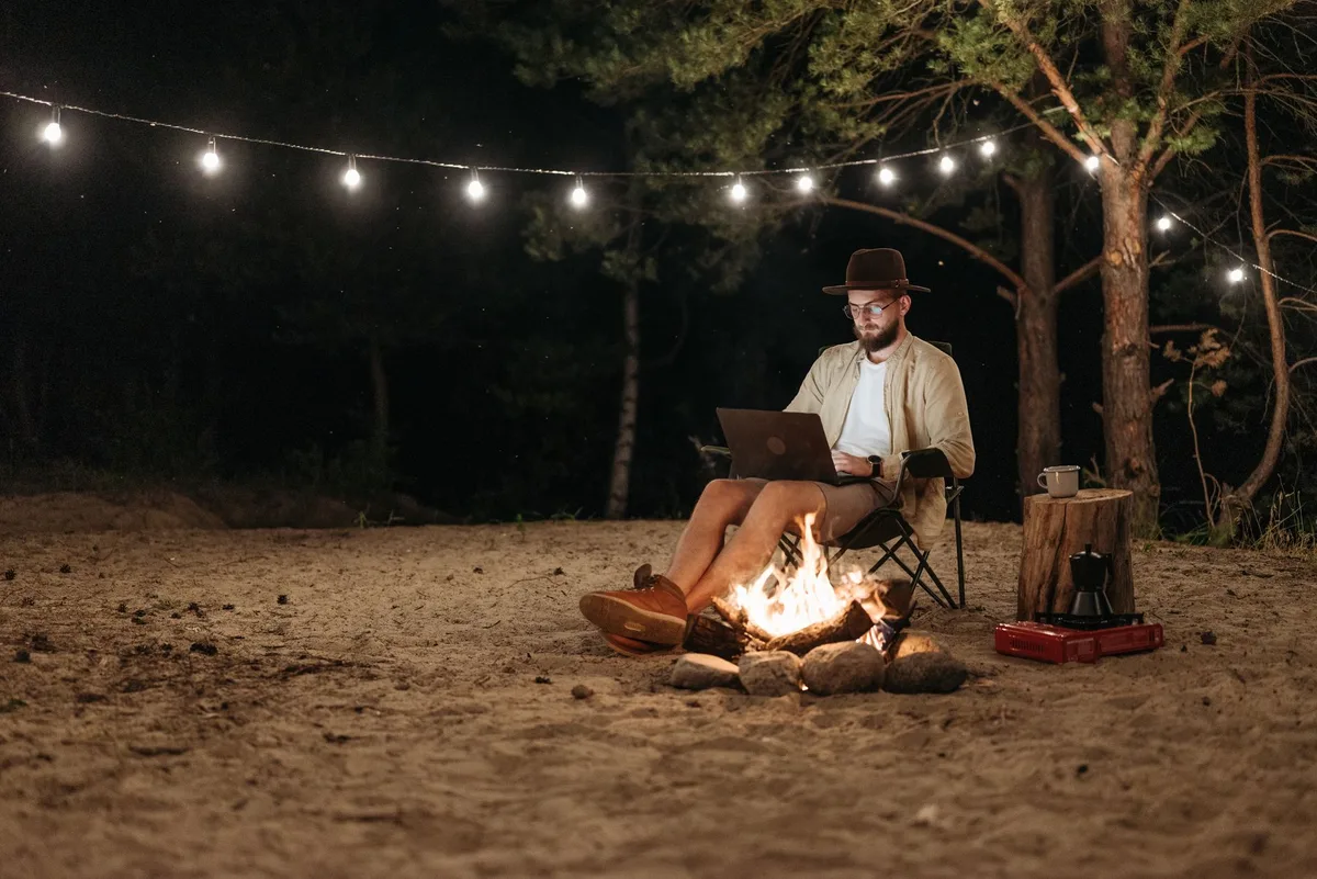 Travailleur à distance avec ordinateur portable dans un environnement de voyage international