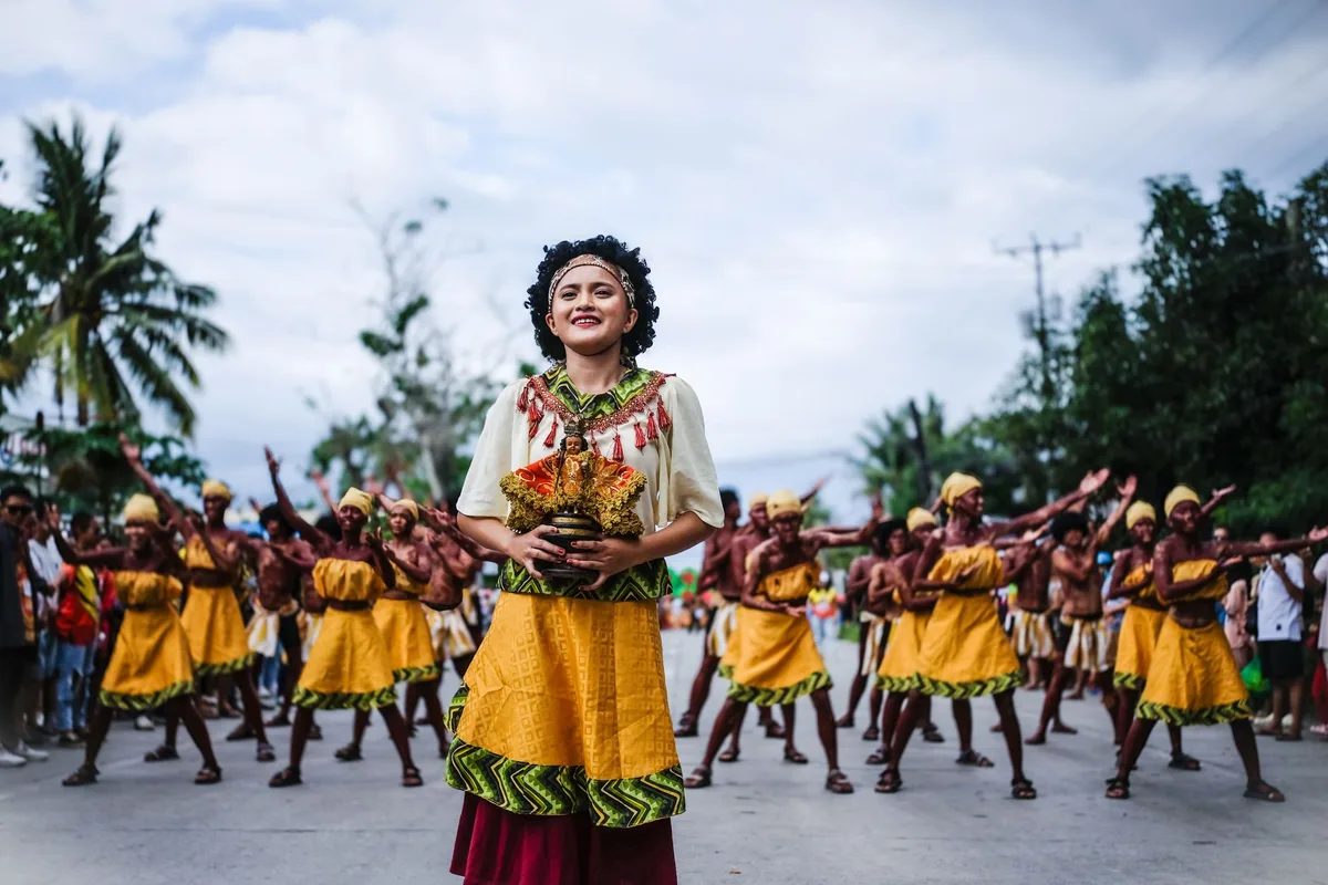 Manifestation culturelle avec danseurs traditionnels dans un cadre tropical