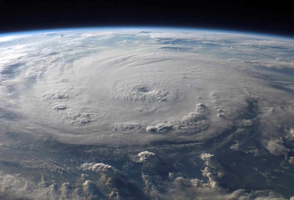 Ciel nuageux et menaçant indiquant des conditions cyclonales tropicales