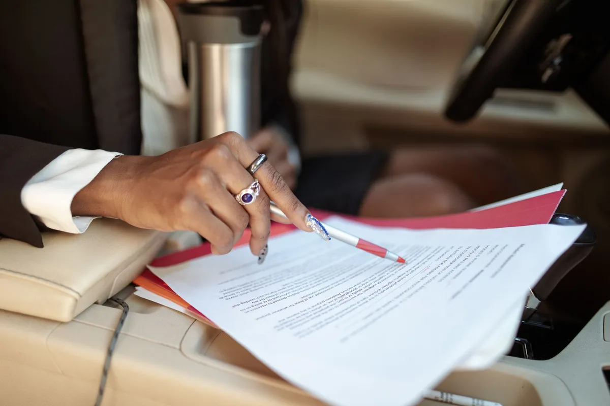 Contrat de location de voiture avec conditions tarifaires et horaires d'ouverture