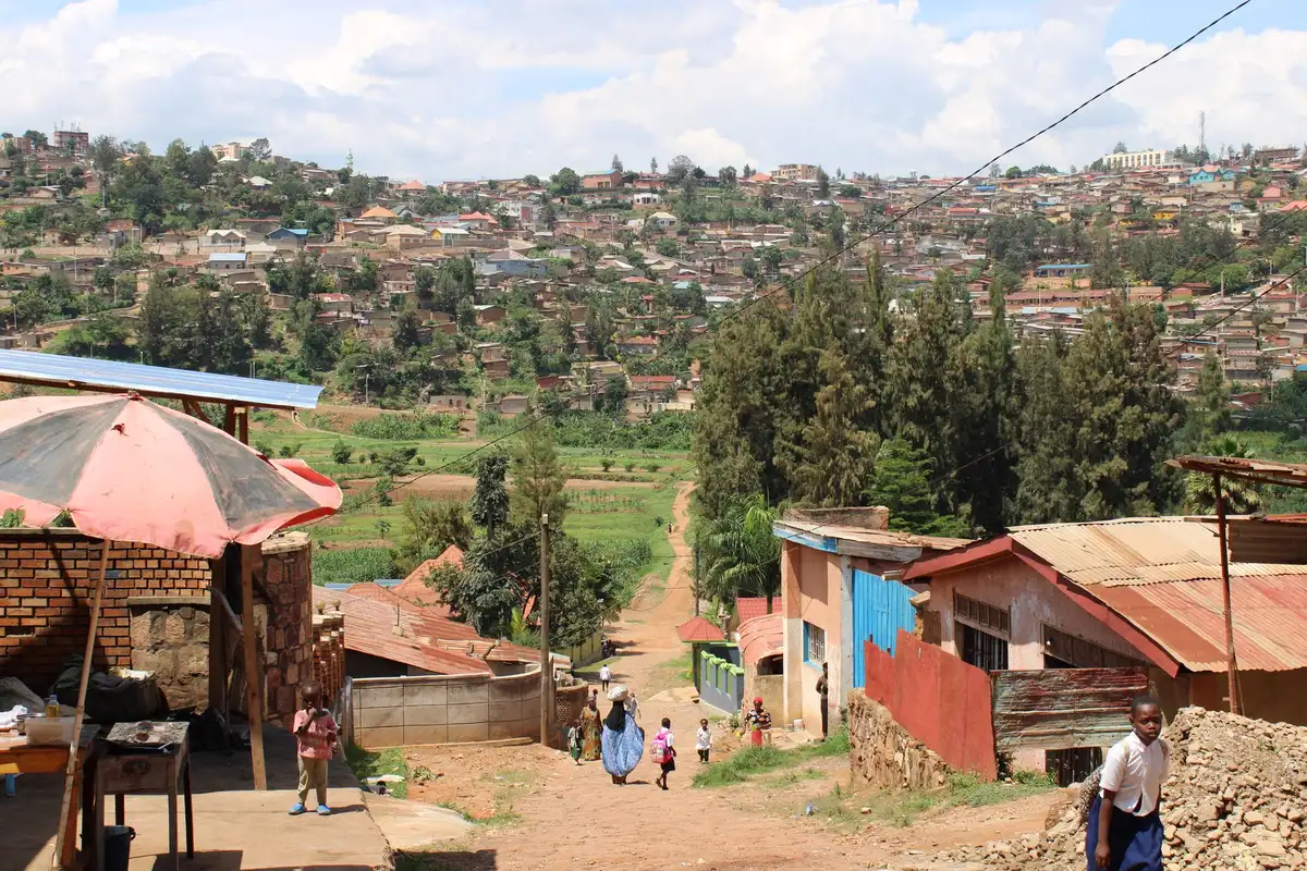 Rue animée d'un quartier de Kigali avec commerces et habitants