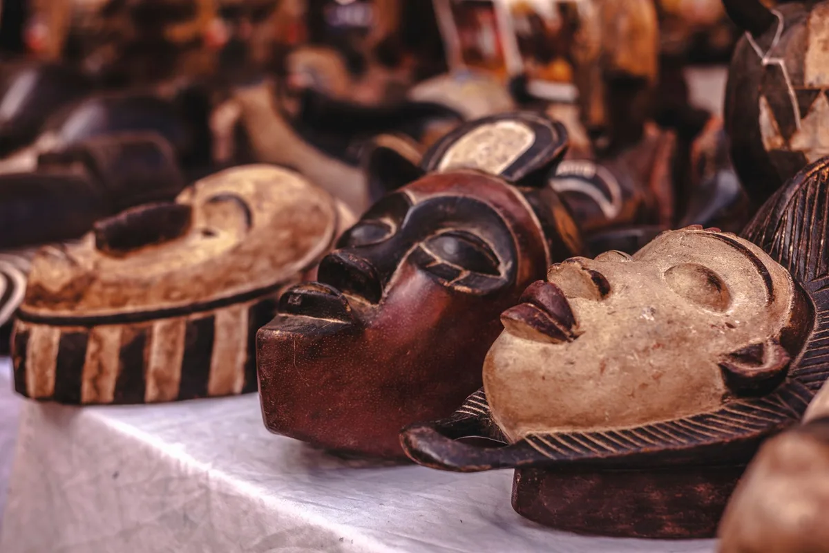 Marché d'artisanat local avec objets traditionnels et artisans