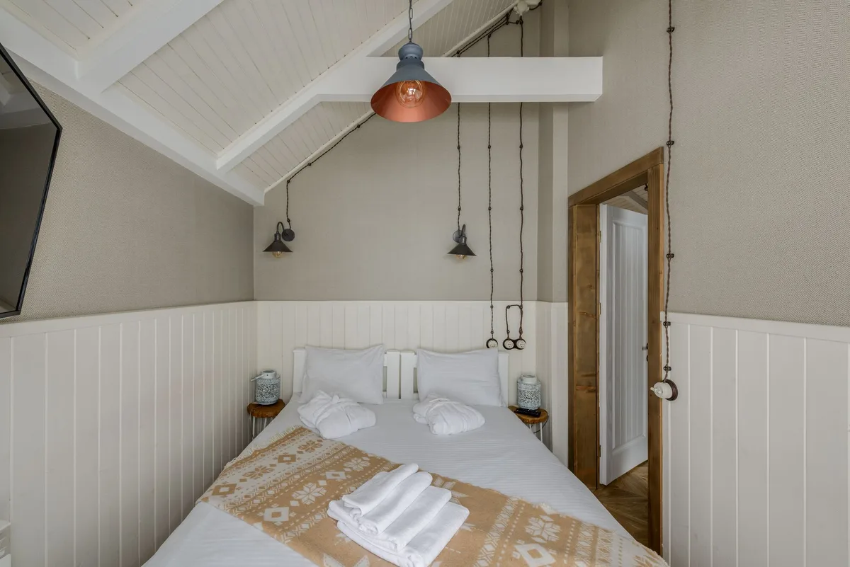 Chambre d'hôtel confortable avec décoration scandinave moderne et vue sur la nature